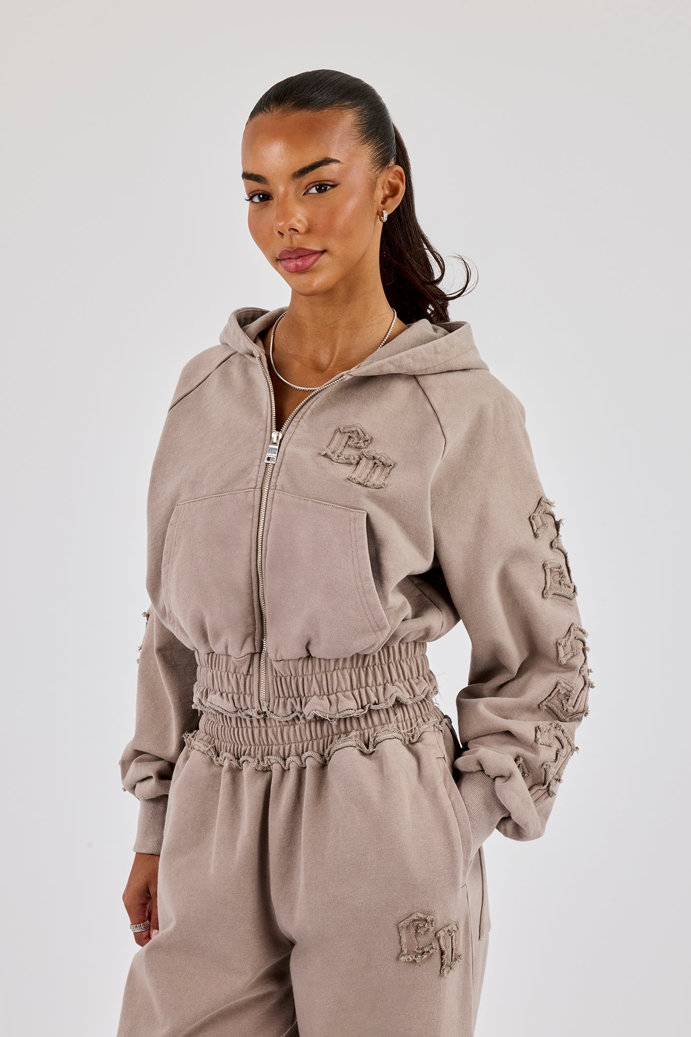 Kurzer Kapuzenpullover mit Applikationen und Reißverschluss – Verwaschenes Taupe